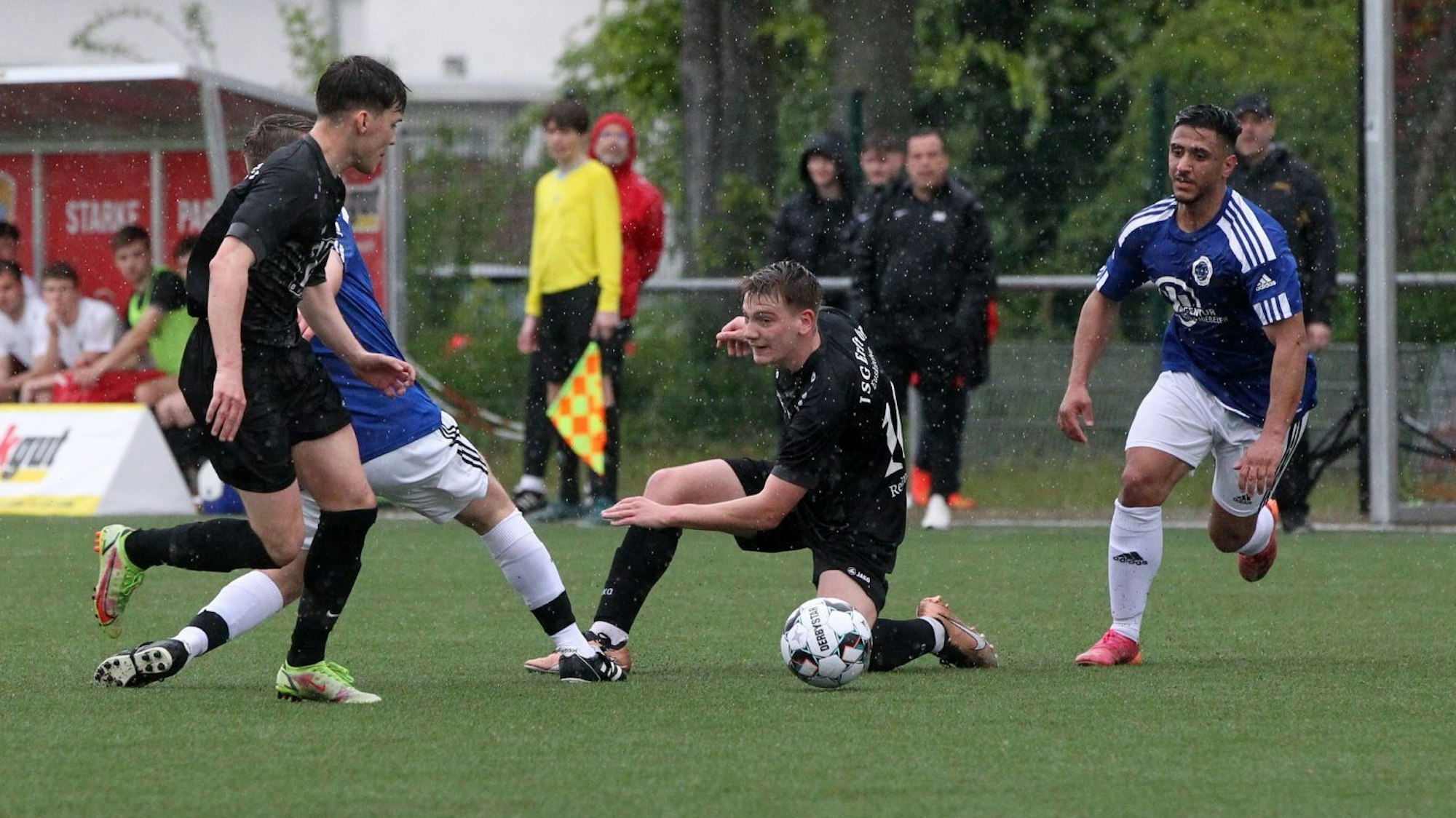 Nicht zu stoppen, wie die meisten ihrer Mitspieler: Erfts Nicolas Woywod (l.) und Luke Reimer, dem das 1:0 gelang.