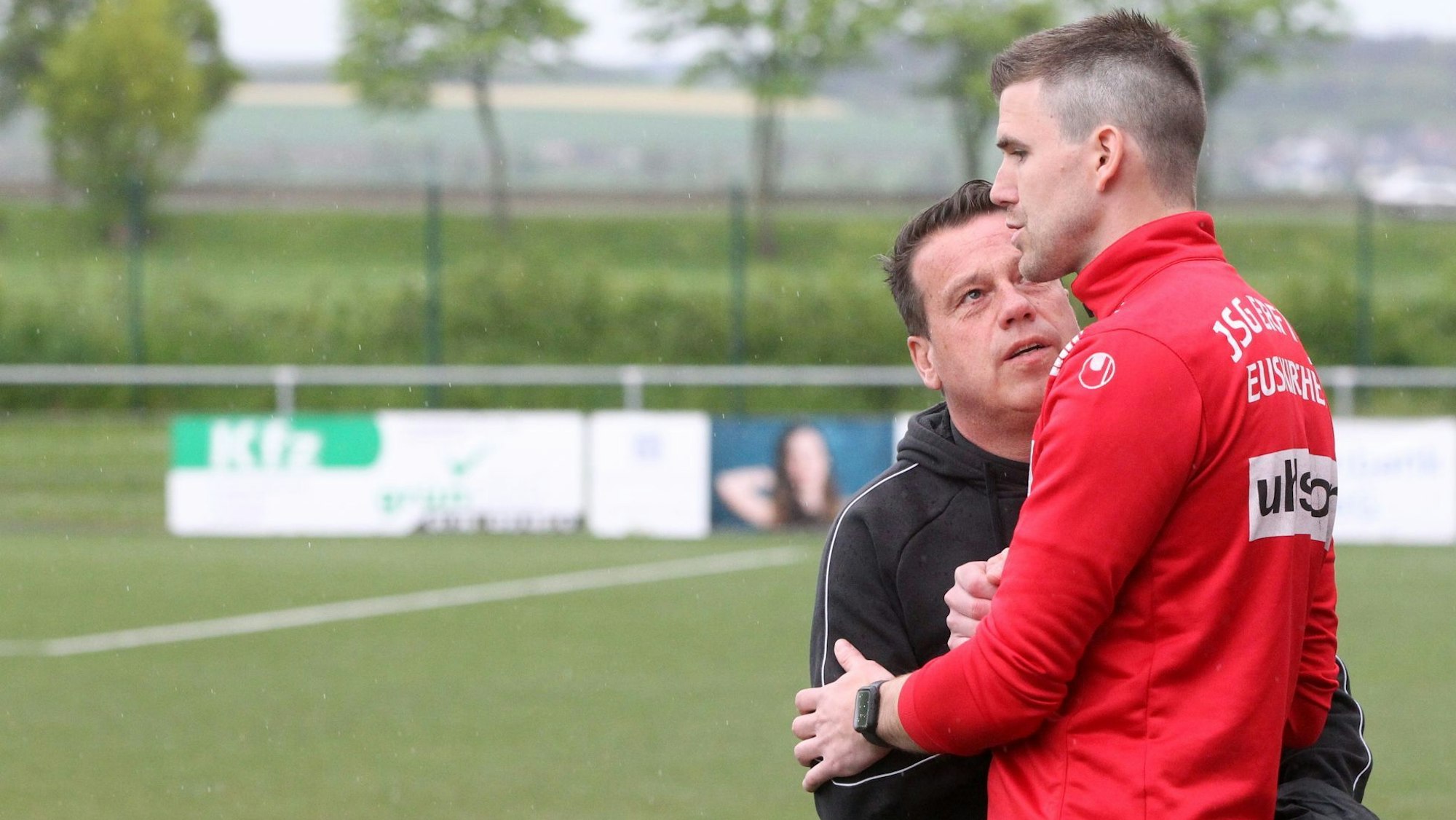 Auch der Trainer der ersten Seniorenmannschaft schaute zu: Stephan Reimer wünscht Marcel Schmitz viel Glück.
