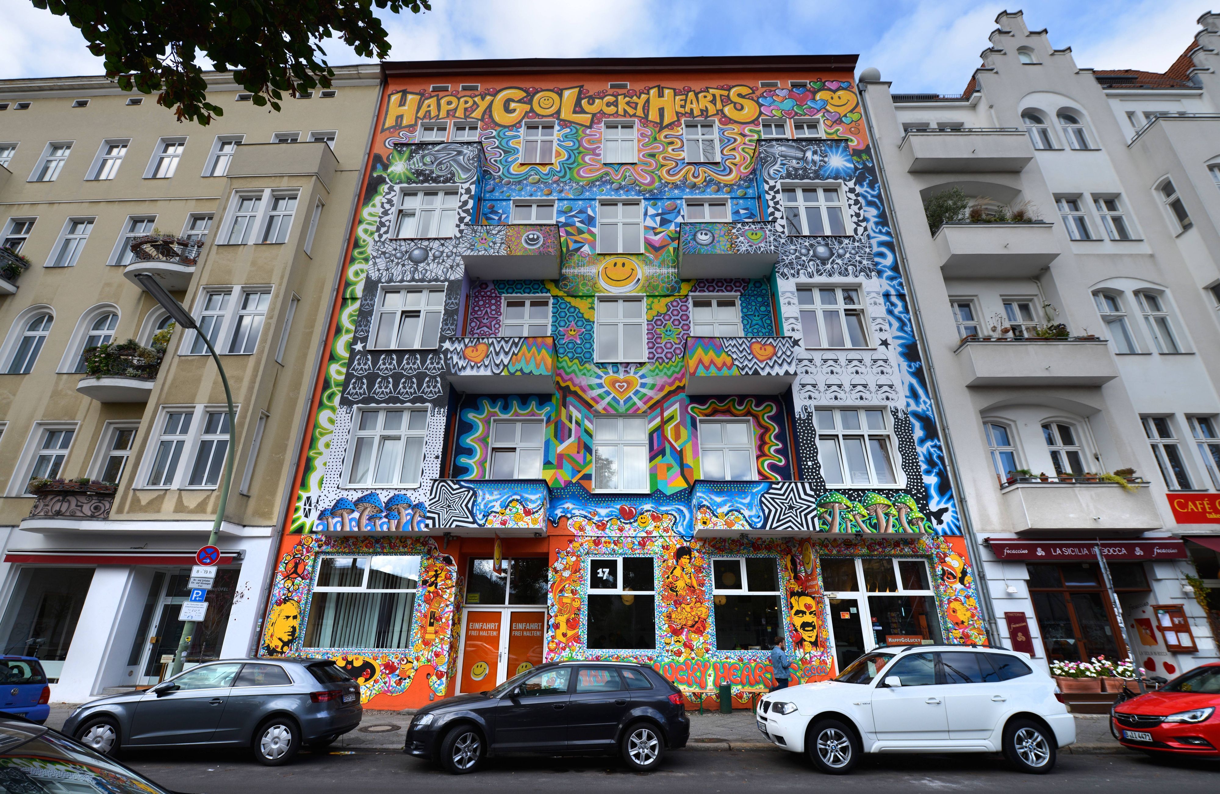 Zu bunt für Berlin? Das Kunstwerk am Hostel „Happy Go Lucky“ muss weichen, entschied das Oberverwaltungsgericht. Stattdessen soll die Fassade grau oder beige gestrichen werden. (Archivbild)
