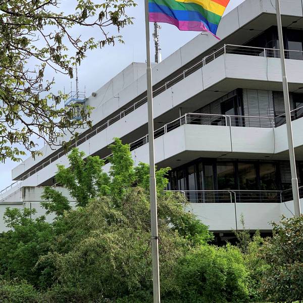Vor dem Kreishaus in Euskirchen weht eine Regenbogenfahne im Wind.