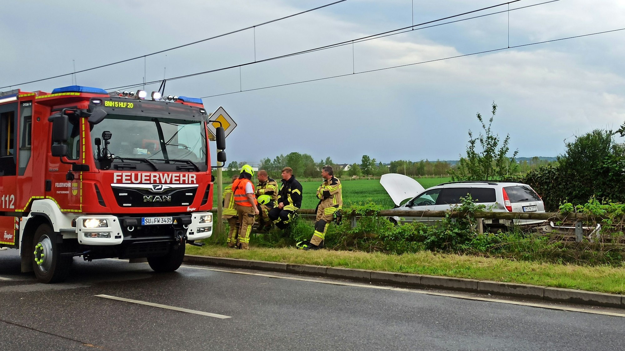 7- Mai 2023 Bornheim-Hersel. Ein Pkw, der nach links von Hersel kommend in die Erftstraße abbiegen wollte, übersah einen entgegenkommenden Pkw, der auswich und im Gleisbett der Linie 16 landete. Foto: Frank Engel-Strebel