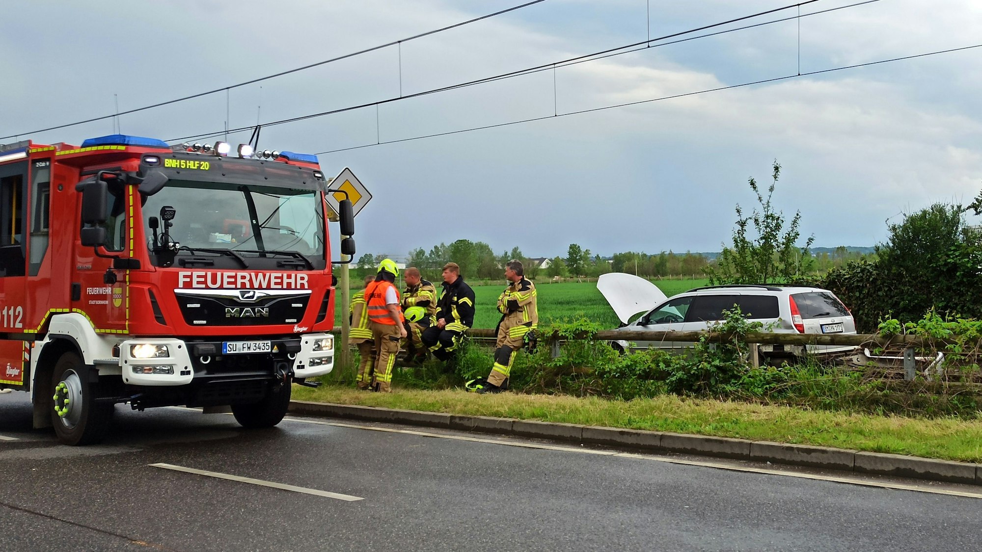 7- Mai 2023 Bornheim-Hersel. Ein Pkw, der nach links von Hersel kommend in die Erftstraße abbiegen wollte, übersah einen entgegenkommenden Pkw, der auswich und im Gleisbett der Linie 16 landete. Foto: Frank Engel-Strebel