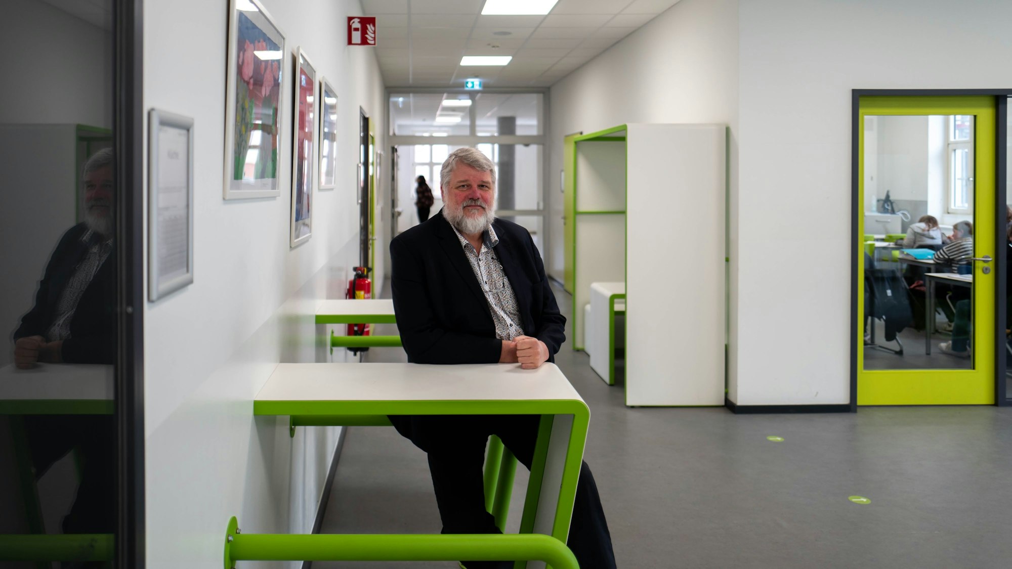 Georg Jöbkes, Leiter des Sturmius Gymnasiums in Schleiden, im neuen digitalen Schultrakt.