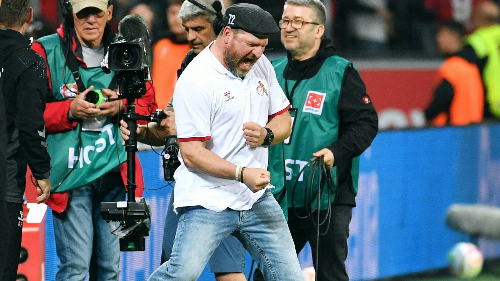 Fussball, Bundesliga, Deutschland, Herren, Saison 2022/2023, 31. Spieltag, BayArena Leverkusen, Bayer Leverkusen - 1. FC Köln 1:2 Schlussjubel Cheftrainer Steffen Baumgart KOE. Jubel, Freude, Aktion. DFB/DFL REGULATIONS PROHIBIT ANY USE OF PHOTOGRAPHS AS IMAGE SEQUENCES AND/OR QUASI-VIDEO *** Football, Bundesliga, Germany, Men, Season 2022 2023, 31 Matchday, BayArena Leverkusen, Bayer Leverkusen 1 FC Köln 1 2 Schlussjubel Head Coach Steffen Baumgart KOE Jubel, Freude, Aktion DFB DFL REGULATIONS PROHIBIT ANY USE OF PHOTOGRAPHS AS IMAGE SEQUENCES AND OR QUASI VIDEO