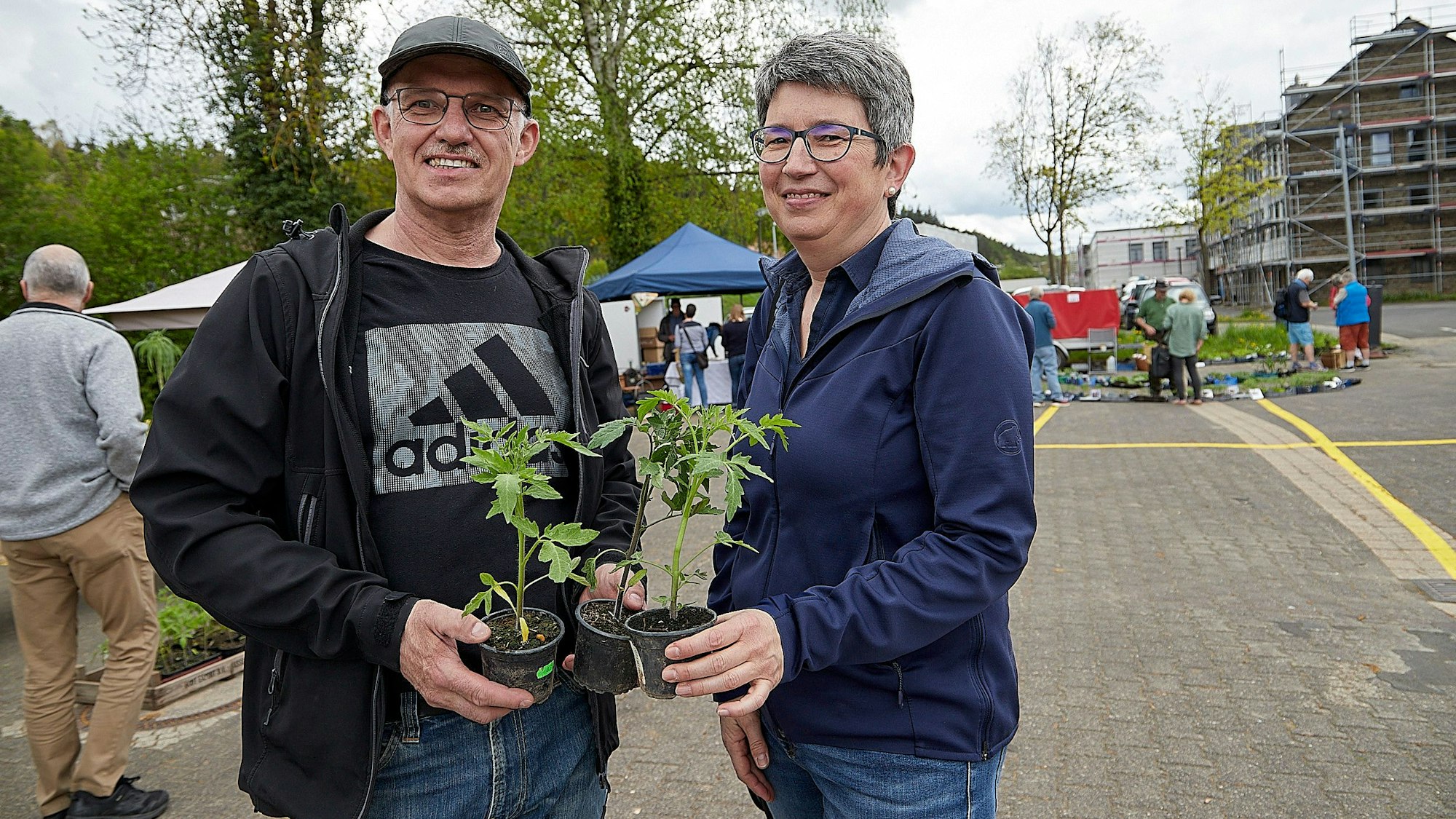 Gut besucht war die Pflanzenbörse in Kall. Tomaten für ihren Gemüsegarten in Malsbenden hatten Steffi und Stefan Walter eingekauft.