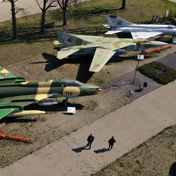 Im Luftfahrtechnischen Museum stehen die russischen Jagdflugzeuge Suchoi SU-22 (l-r), MiG 23 und MiG 21 (Aufnahme mit Drohne).