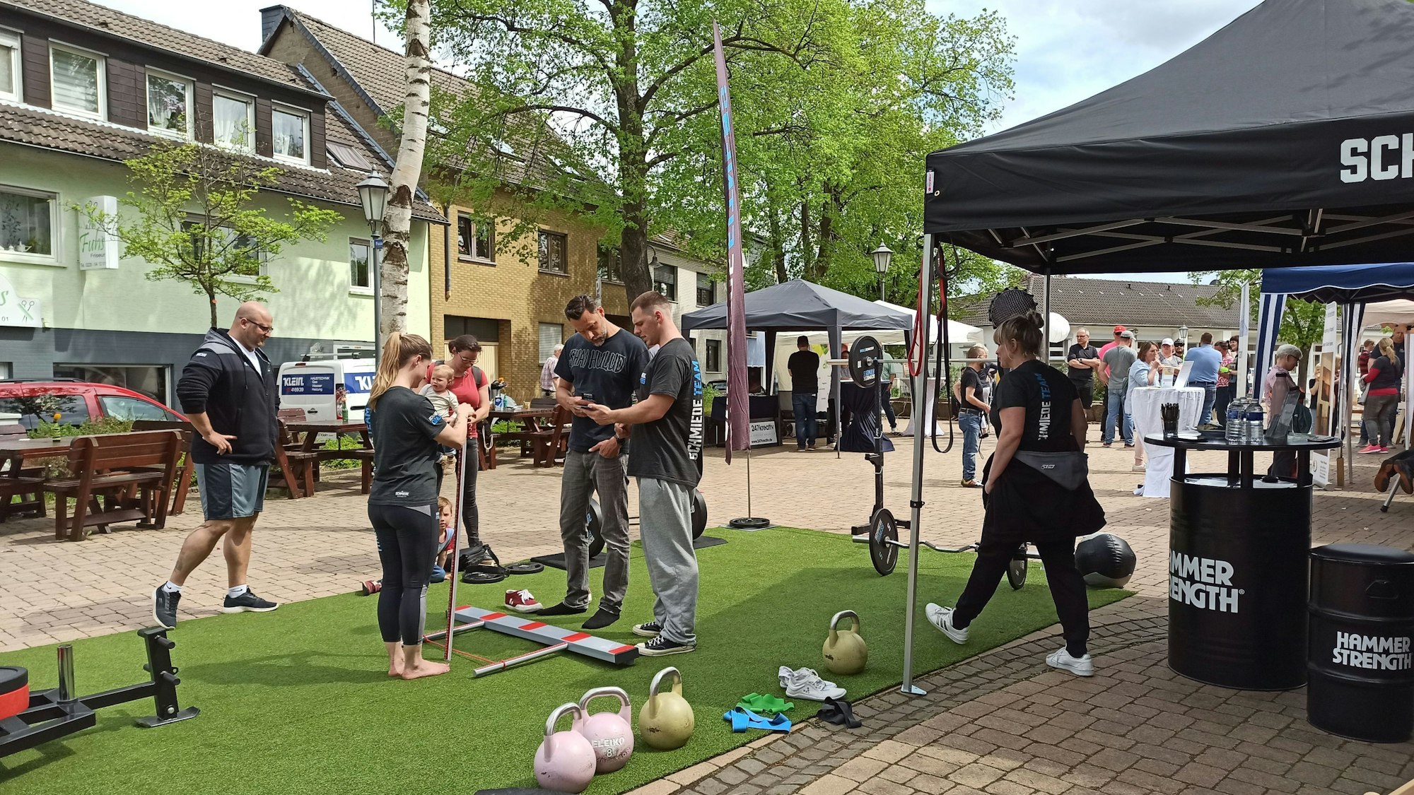 8. Mai 2023. Alfter. Parallel zur Frühlingsaktion "Alfter bewegt" hatte der Gewerbeverein Alfter die "REGIONALFTER" auf dem Diorfplatz Witterschlick organisiert. Foto: Frank Engel-Strebel