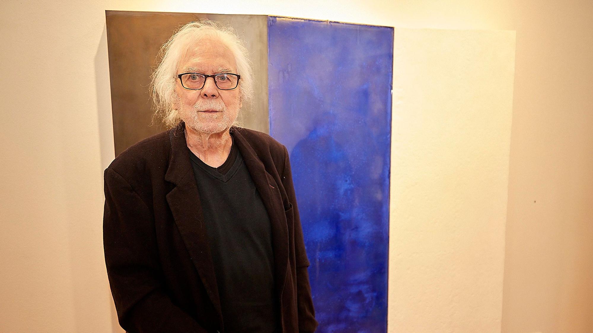 Der Künstler Paul Dieter Krämer steht vor einem seiner Werke.
