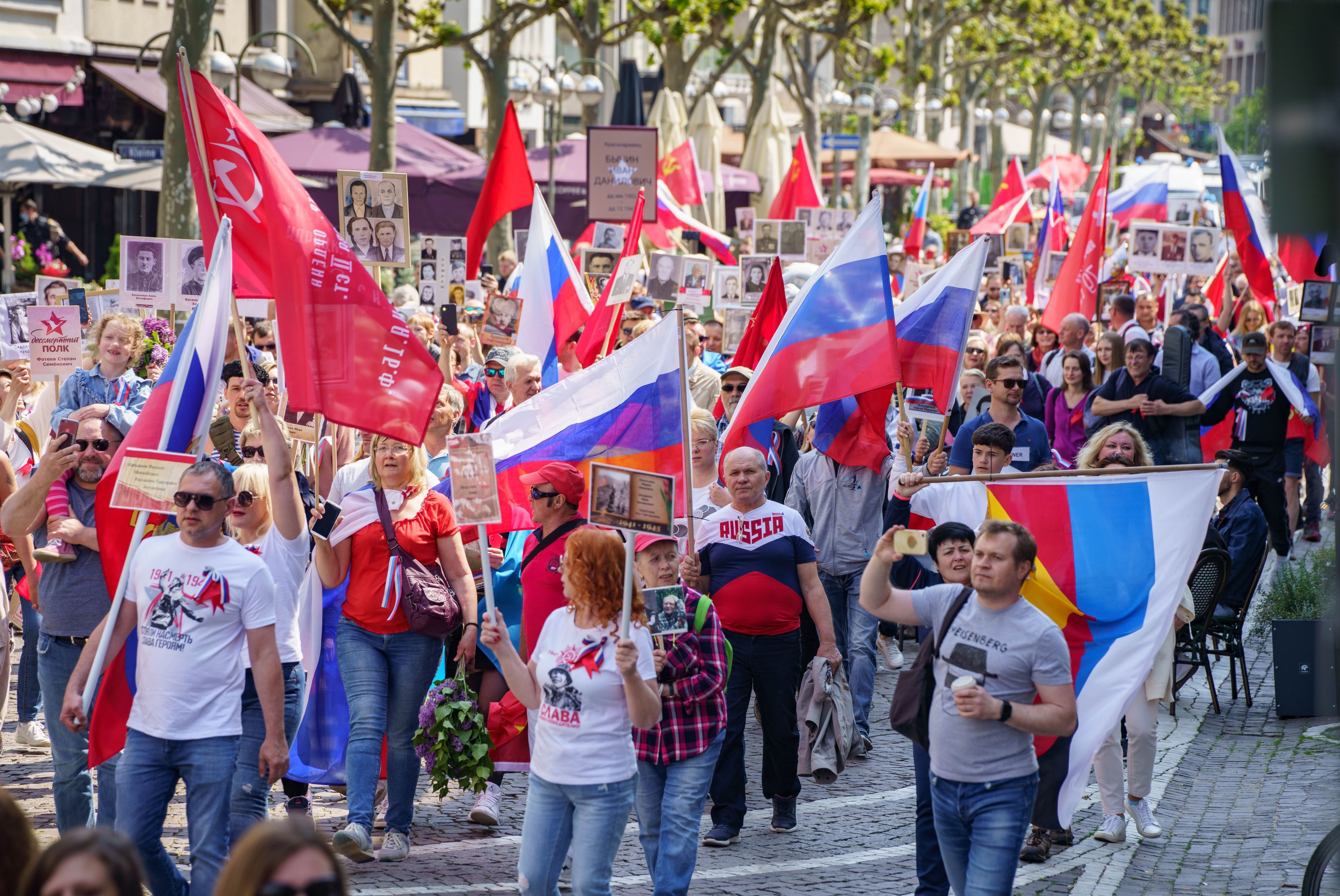 Mit russischen Fahnen und solchen der untergegangenen UdSSR sind hunderte Menschen bei einer pro-russischen Demonstration unter dem Motto „Gedenkaktion für Kriegsopfer“ durch die Frankfurter Innenstadt unterwegs.