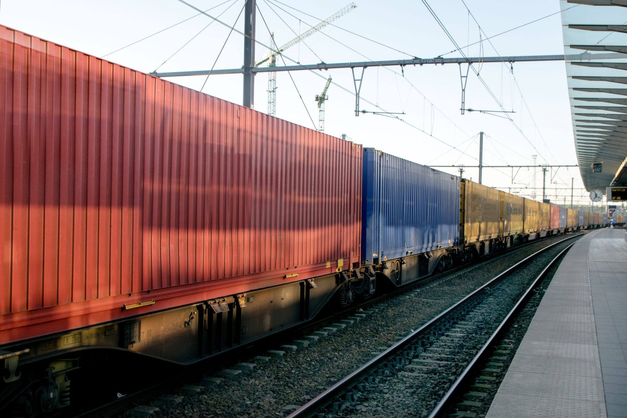 Mehrere Container eines Güterzugs. (Symbolbild)