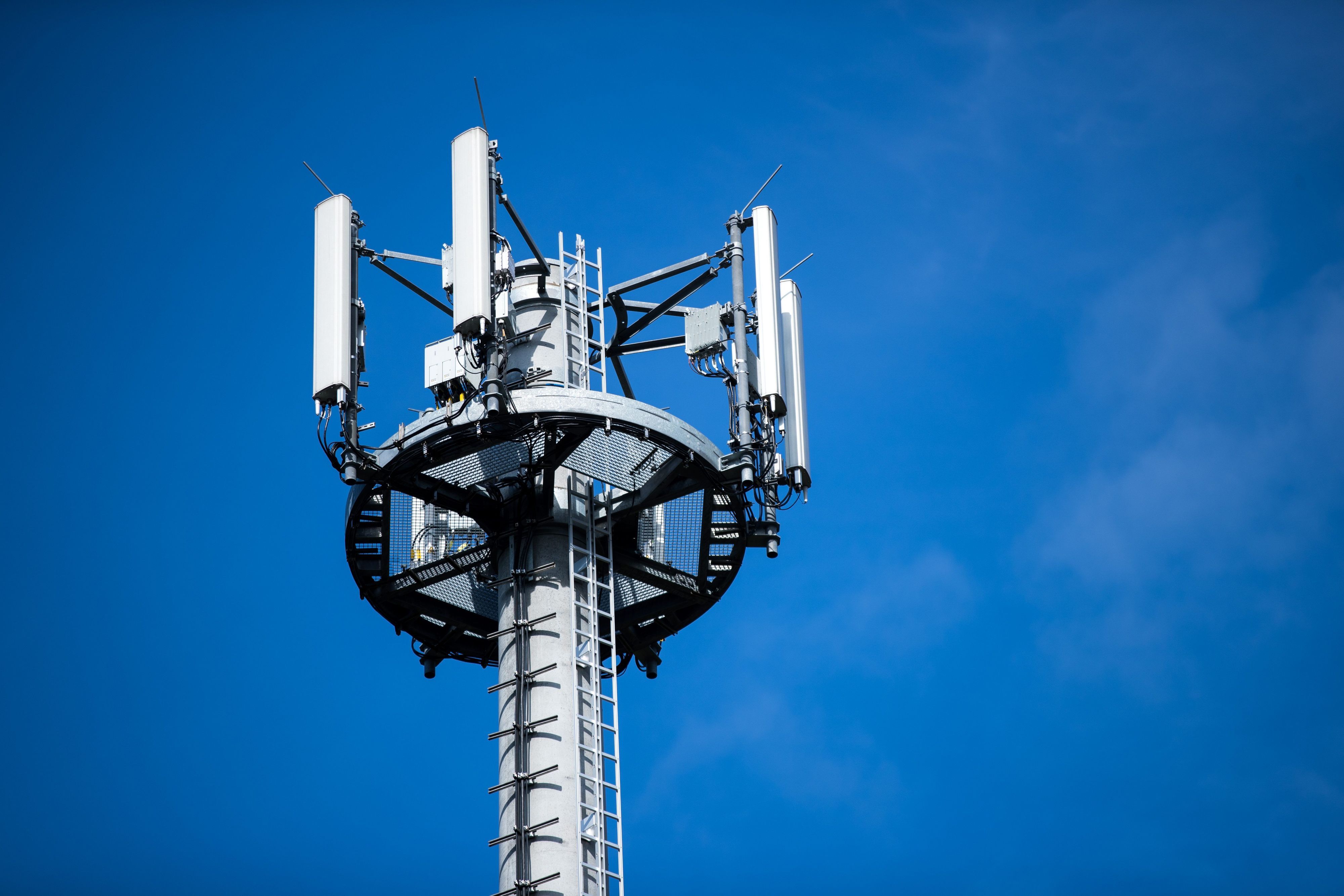 Ein Mast mit verschiedenen Antennen von Mobilfunkanbietern steht vor blauem Himmel.



Solche Antennen senden Funksignale an unsere Handys.