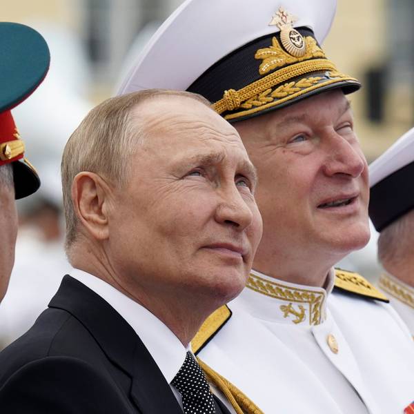 Auch am Dienstag dürfte es den ein oder anderen sorgenvollen Blick nach oben beim russischen Präsidenten Wladimir Putin geben. Trotz zweier Drohnen, die den Kreml in der Vorwoche erreichten, soll die jährliche Parade in Russland stattfinden. (Archivbild)