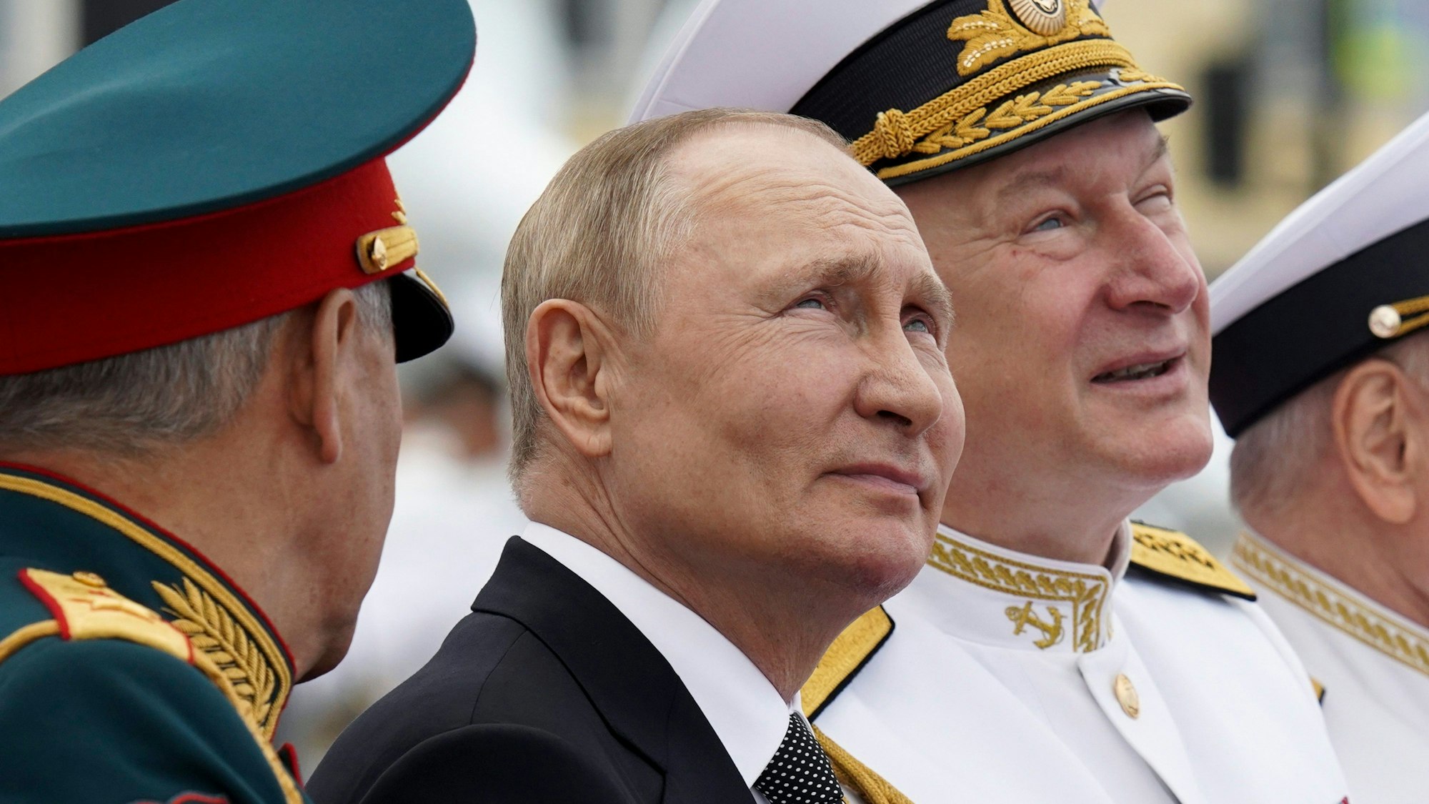 Auch am Dienstag dürfte es den ein oder anderen sorgenvollen Blick nach oben beim russischen Präsidenten Wladimir Putin geben. Trotz zweier Drohnen, die den Kreml in der Vorwoche erreichten, soll die jährliche Parade in Russland stattfinden. (Archivbild)
