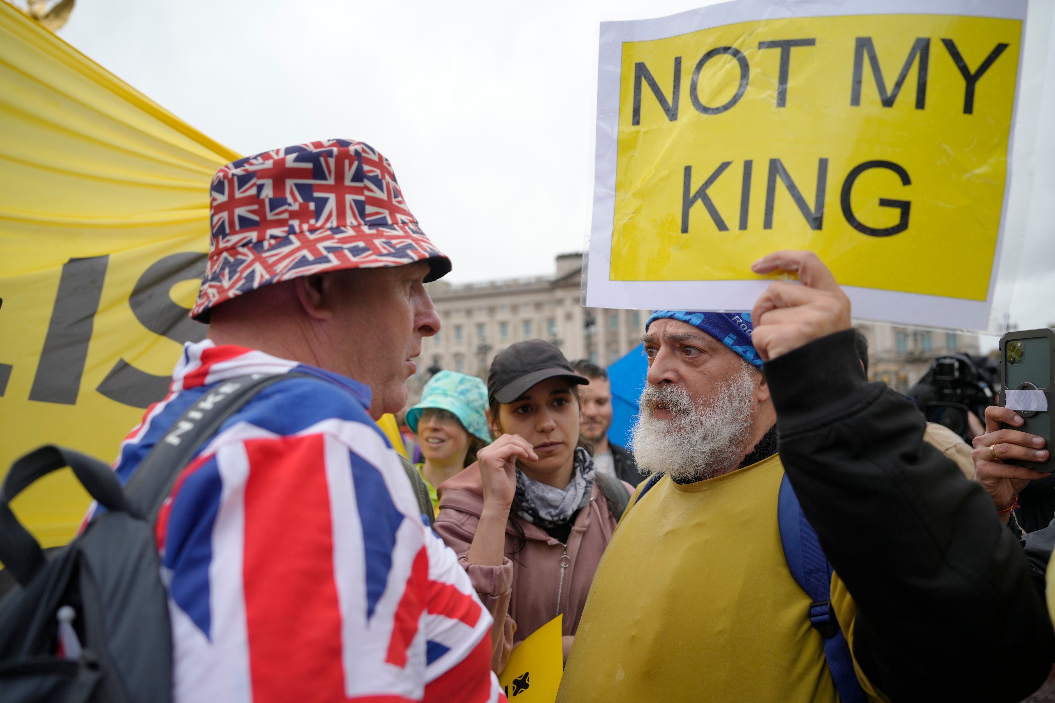 Ein Anti-Monarchie-Demonstrant (r.) spricht mit einem Monarchie-Befürworter in der Nähe des Buckingham-Palastes. Gegen die Krönung von König Charles III. haben Menschen in mehreren britischen Städten demonstriert.