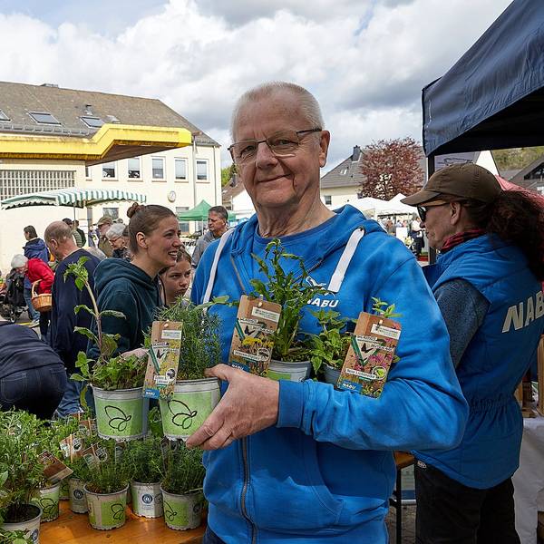 Gut besucht war die Pflanzenbörse in Kall. Regionale Wildpflanzen hatte der Nabu im Angebot, wie Peter Berthold demonstriert.