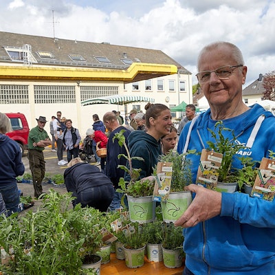 Gut besucht war die Pflanzenbörse in Kall. Regionale Wildpflanzen hatte der Nabu im Angebot, wie Peter Berthold demonstriert.