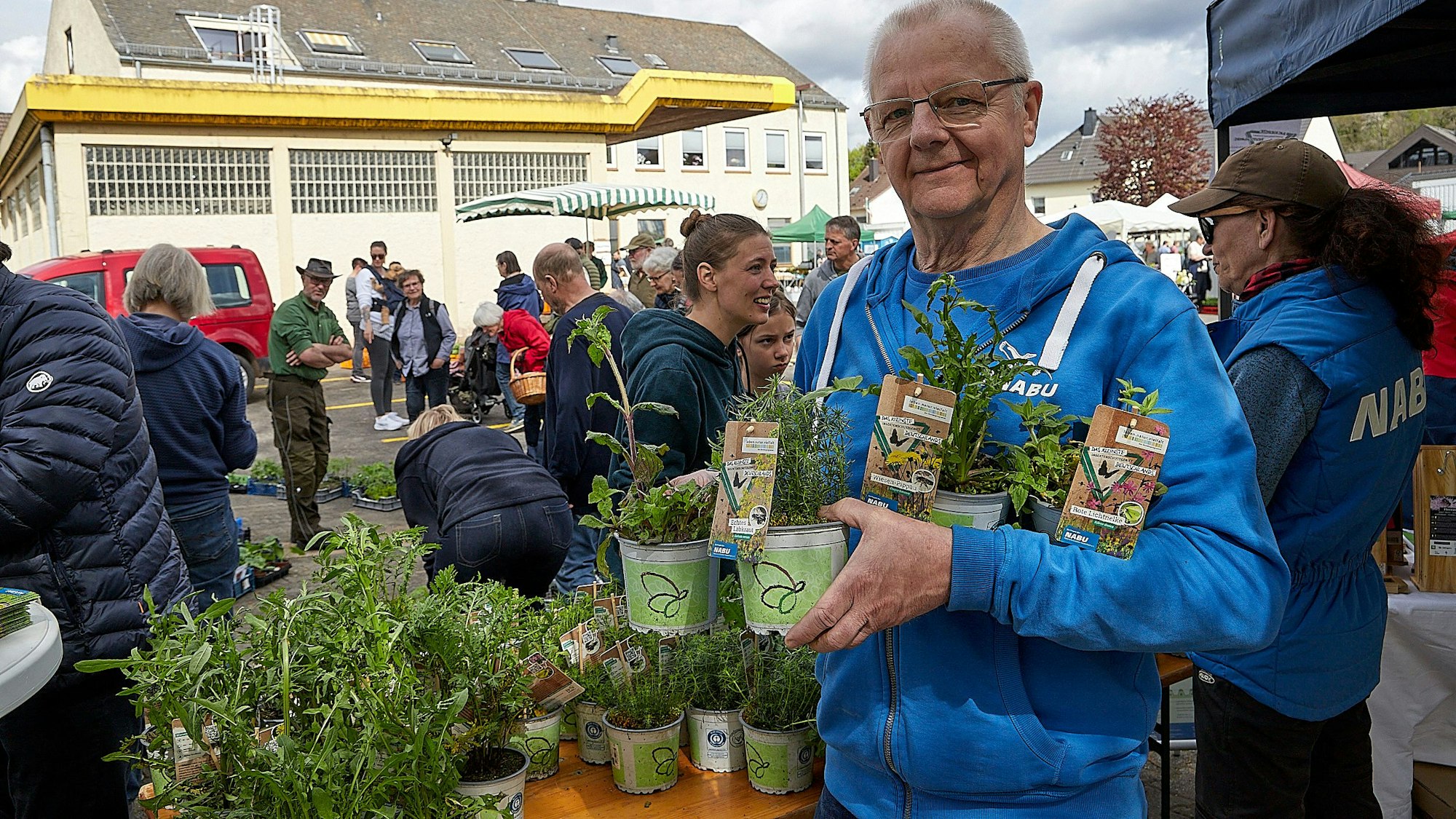 Gut besucht war die Pflanzenbörse in Kall. Regionale Wildpflanzen hatte der Nabu im Angebot, wie Peter Berthold demonstriert.