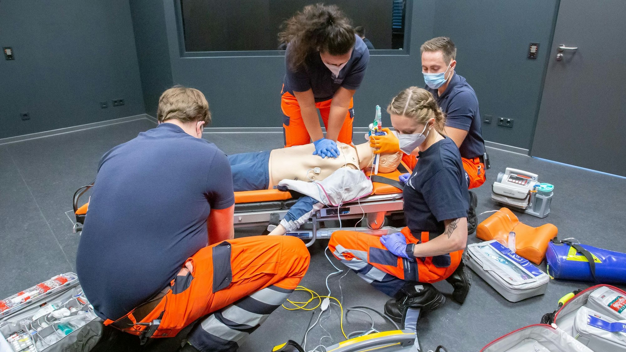 Zu sehen ist die Ausbildung von Sanitätern an einer Puppe.