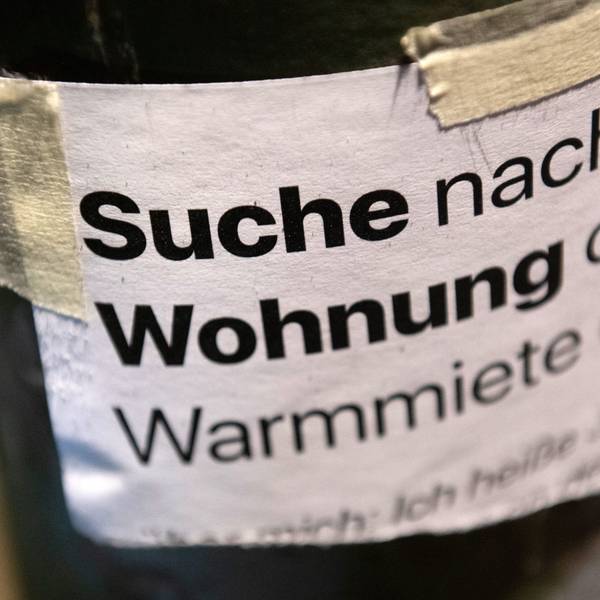 „Suche Wohnung“ steht auf dem Zettel an einer Laterne.