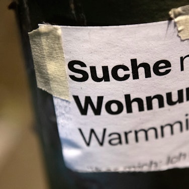 „Suche Wohnung“ steht auf dem Zettel an einer Laterne.