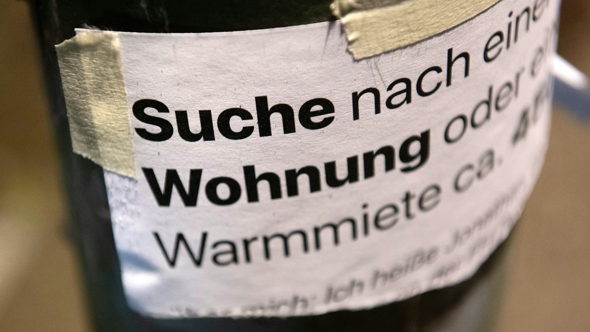 „Suche Wohnung“ steht auf dem Zettel an einer Laterne.