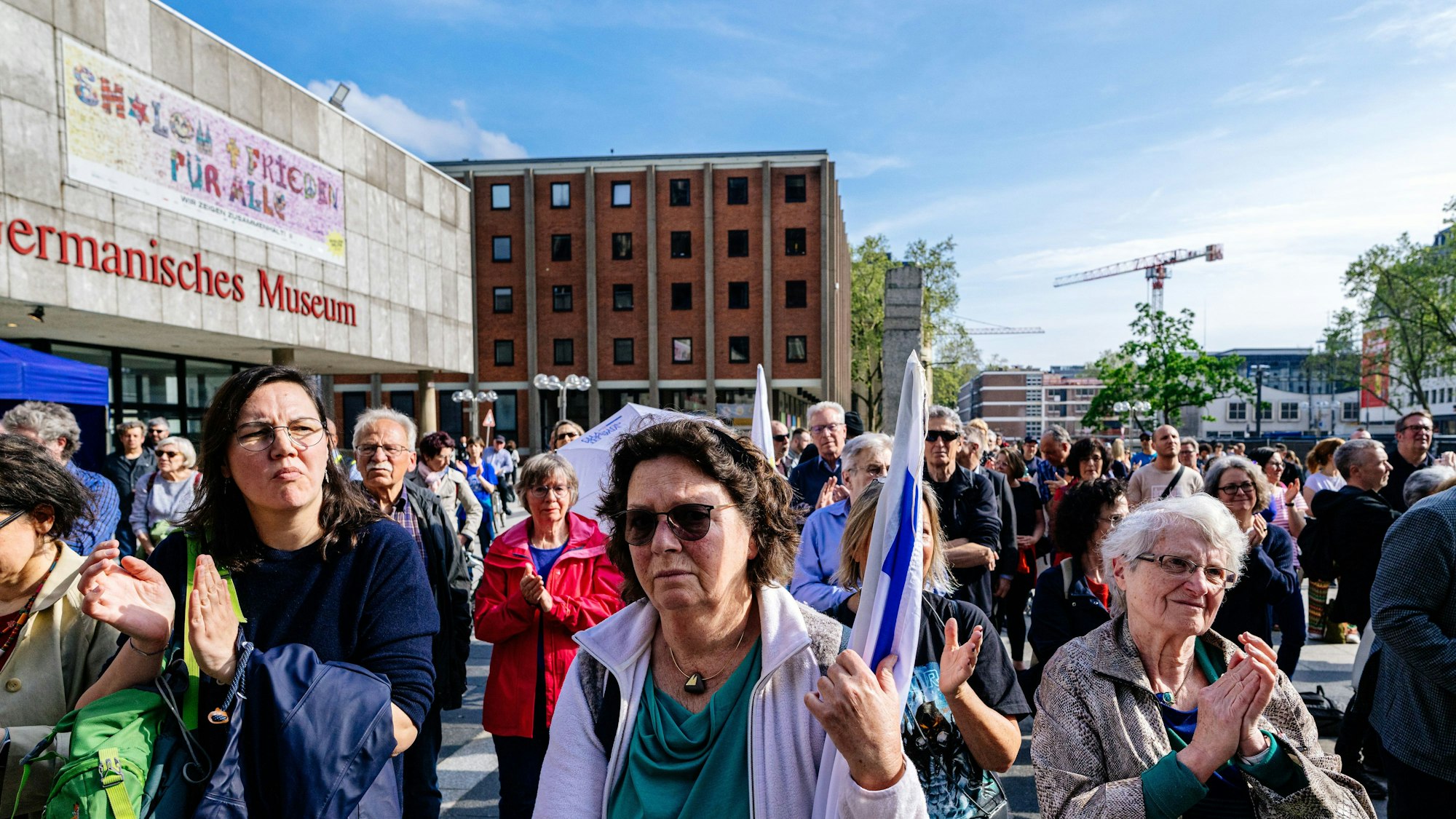 Auf dem Roncalliplatz protestierten hunderte Menschen gegen den Auftritt von Roger Waters.