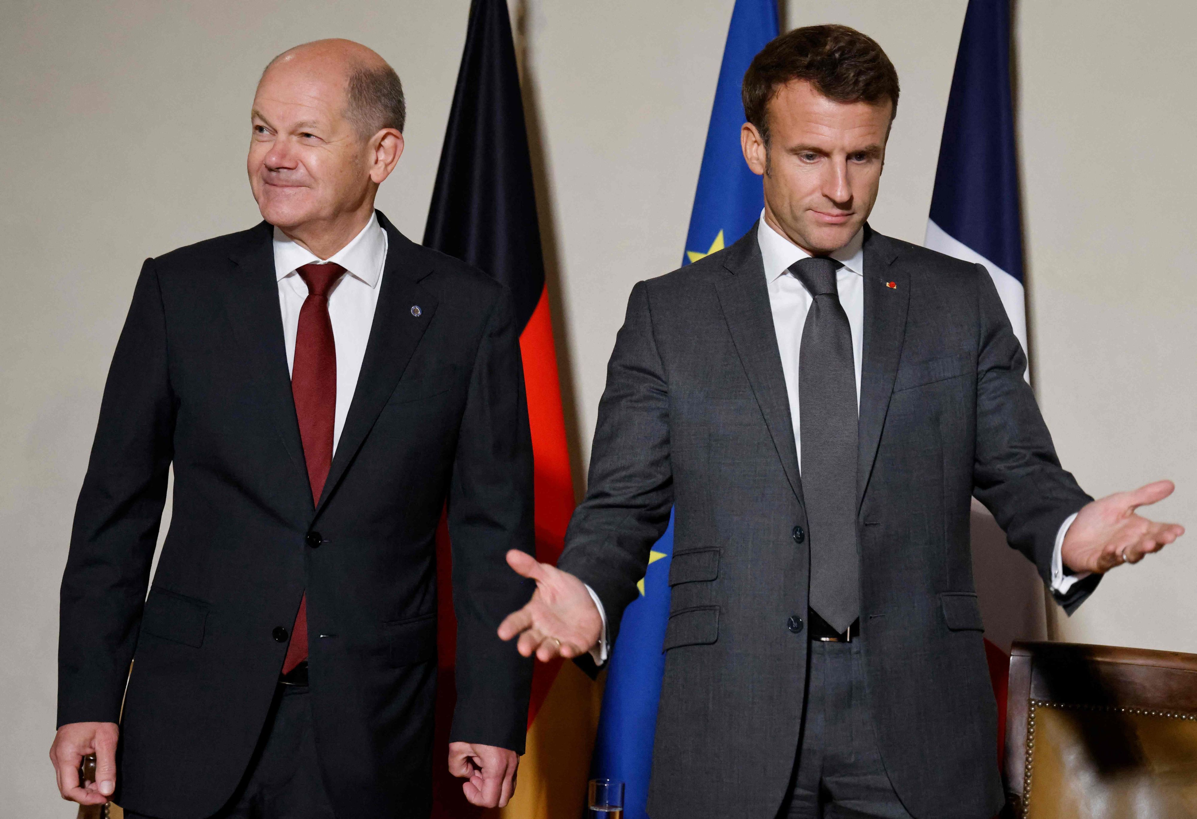 Bundeskanzler Olaf Scholz (L), der französische Präsident Emmanuel Macron (C).