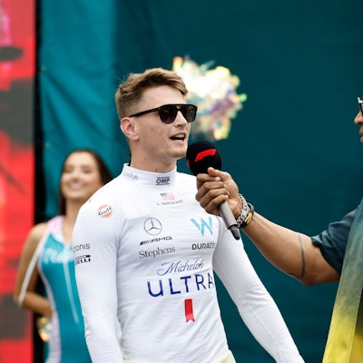 LL Cool J stellt Logan Sargeant aus den Vereinigten Staaten und Williams in der Startaufstellung vor dem F1 Grand Prix von Miami auf dem Miami International Autodrome am 07. Mai 2023 in Miami, Florida, vor.