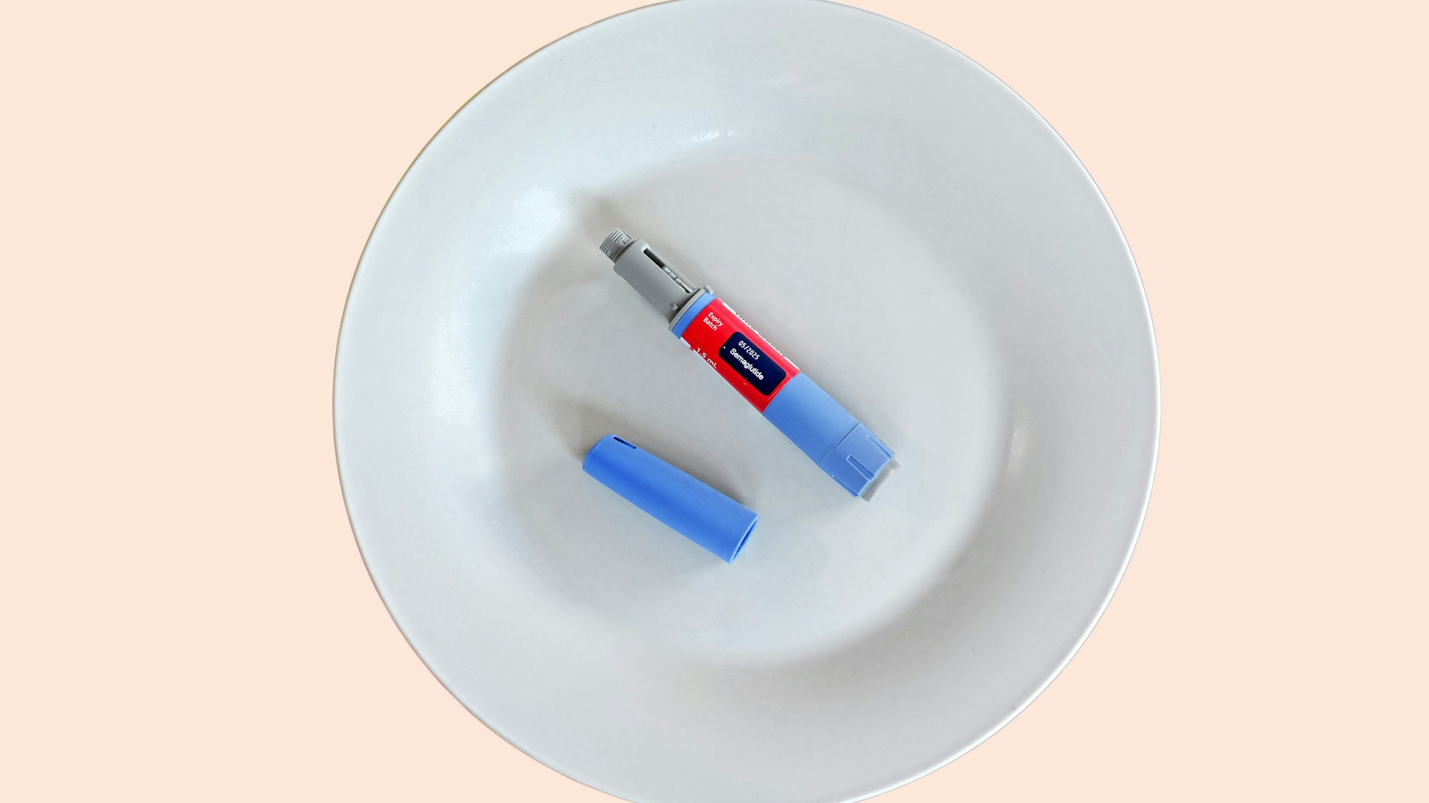 Ein Semaglutid-Pen liegt auf einem ansonsten leeren Teller.