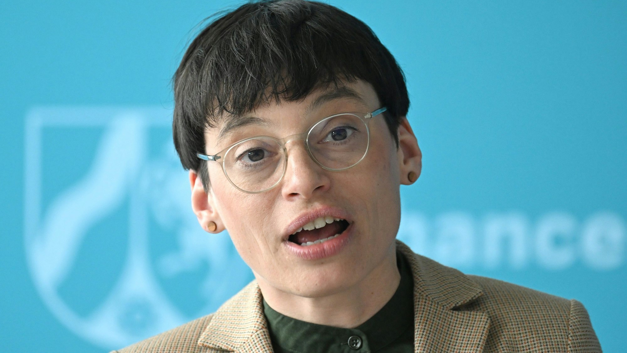 08.05.2023, Nordrhein-Westfalen, Düsseldorf: Josefine Paul (Bündnis90/Die Grünen), Ministerin für Kinder, Jugend, Familie, Gleichstellung, Flucht und Integration des Landes Nordrhein-Westfalen, spricht während einer Pressekonferenz.