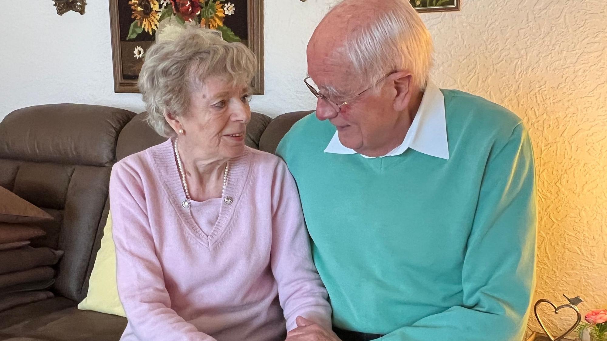 Ingrid (86) und Karl Raschke (88) feiern mit Familie und Freunden.