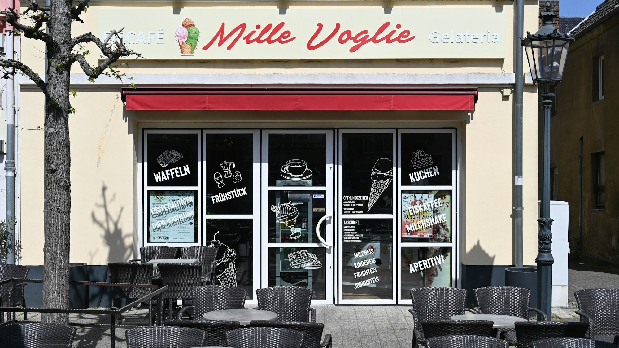 Das Bild zeigt das geschlossene Eiscafé Mille Voglie in Bedburg.
