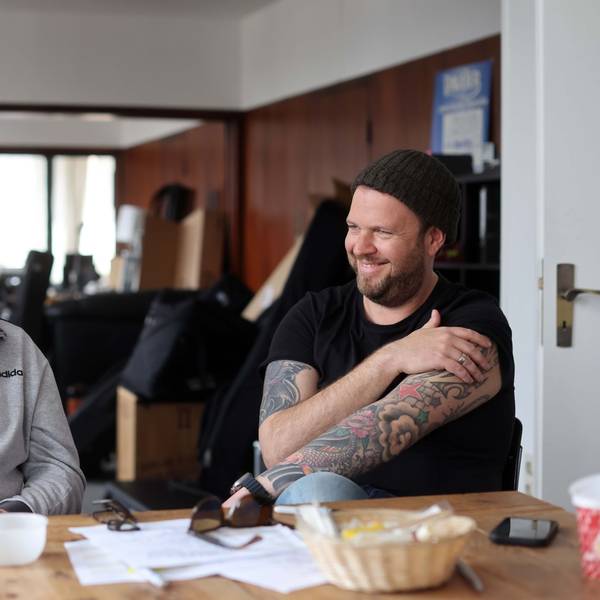 Gute Laune: Detlef Vorholt (l.) und Sven Welter im Gespräch über das Jubiläum der Paveier.