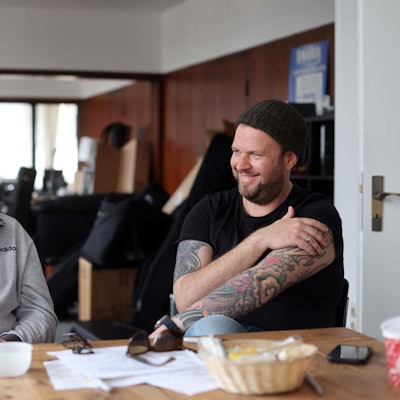 Gute Laune: Detlef Vorholt (l.) und Sven Welter im Gespräch über das Jubiläum der Paveier.