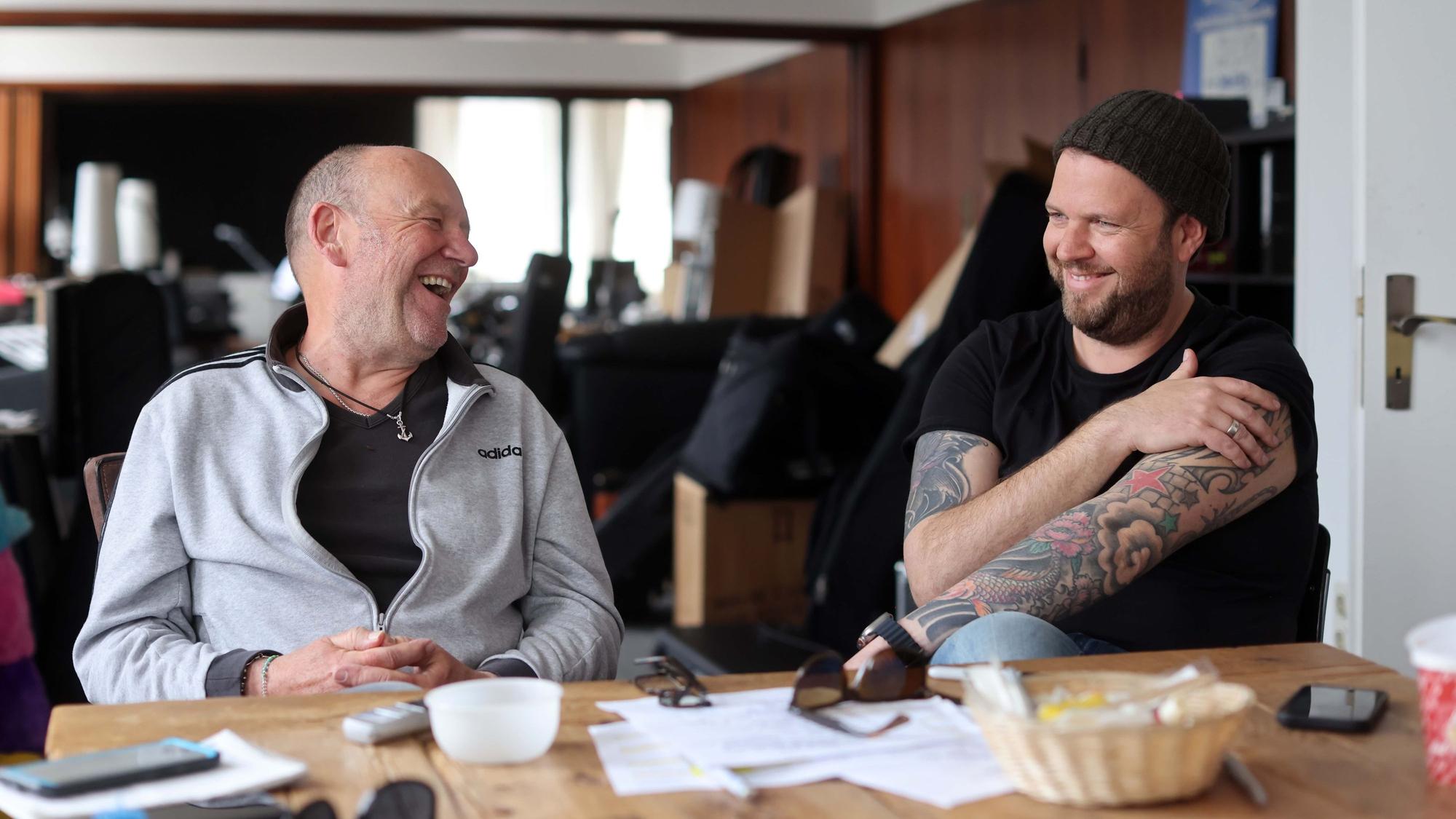 Gute Laune: Detlef Vorholt (l.) und Sven Welter im Gespräch über das Jubiläum der Paveier.