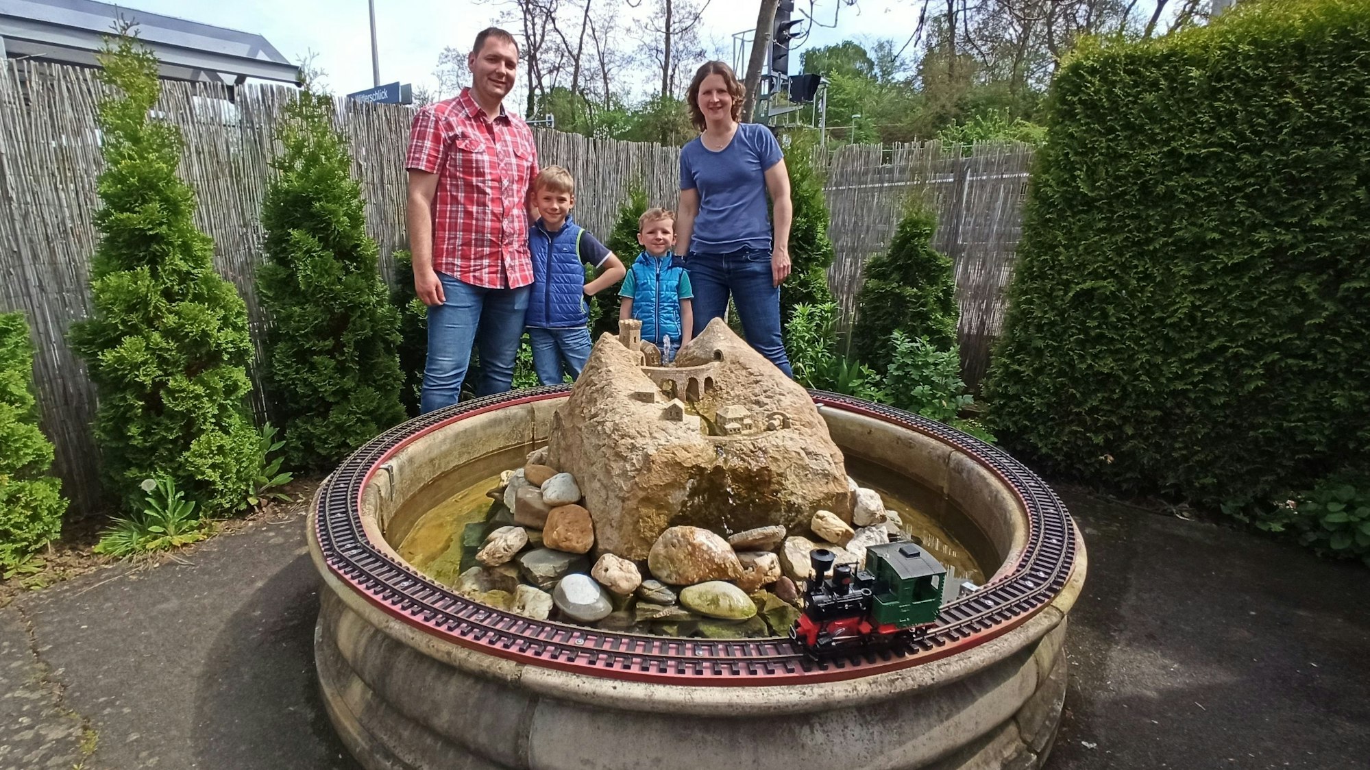 8. Mai 2023 Alfter. Familie Jung war ganz begeistert vom "Lummerland-Brunnen" am Stellwerkmuseum des Historischen Bahnhofs in Witterschlick, der während "Alfter bewegt" geöffnet hatte. Foto: Frank Engel-Strebel