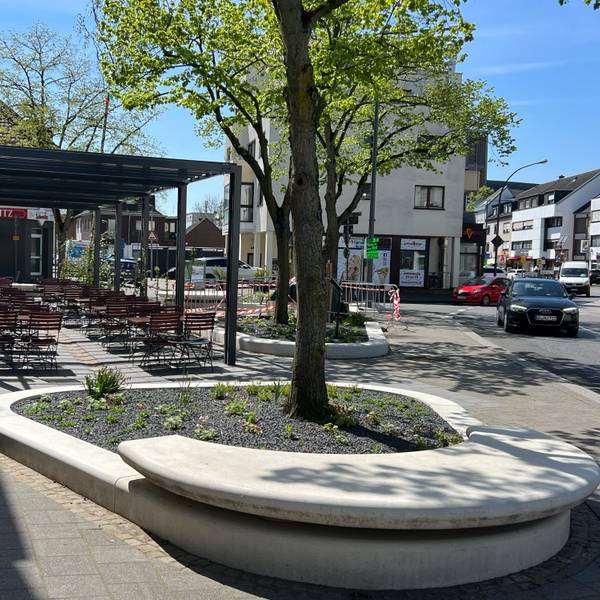 Der umgebaute Platz an der Leidenhausener Straße in Köln-Eil.