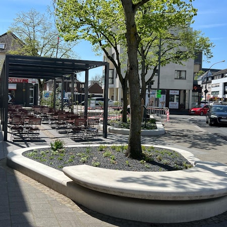 Der umgebaute Platz an der Leidenhausener Straße in Köln-Eil.