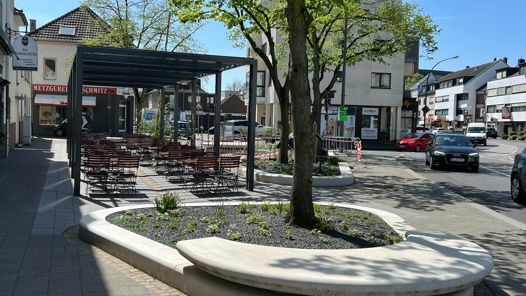 Der umgebaute Platz an der Leidenhausener Straße in Köln-Eil.