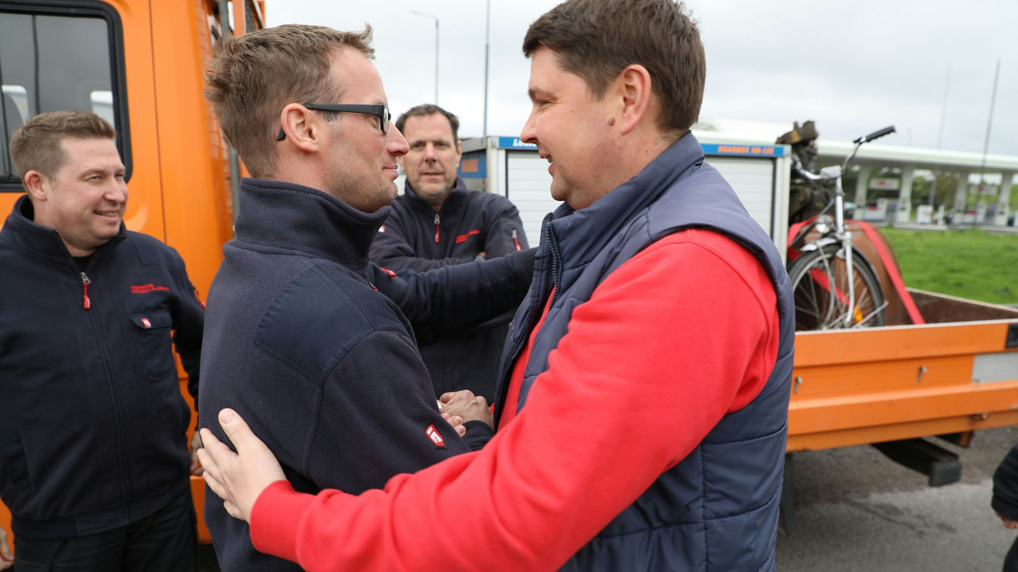 Zwei Männer schütteln sich die Hand.