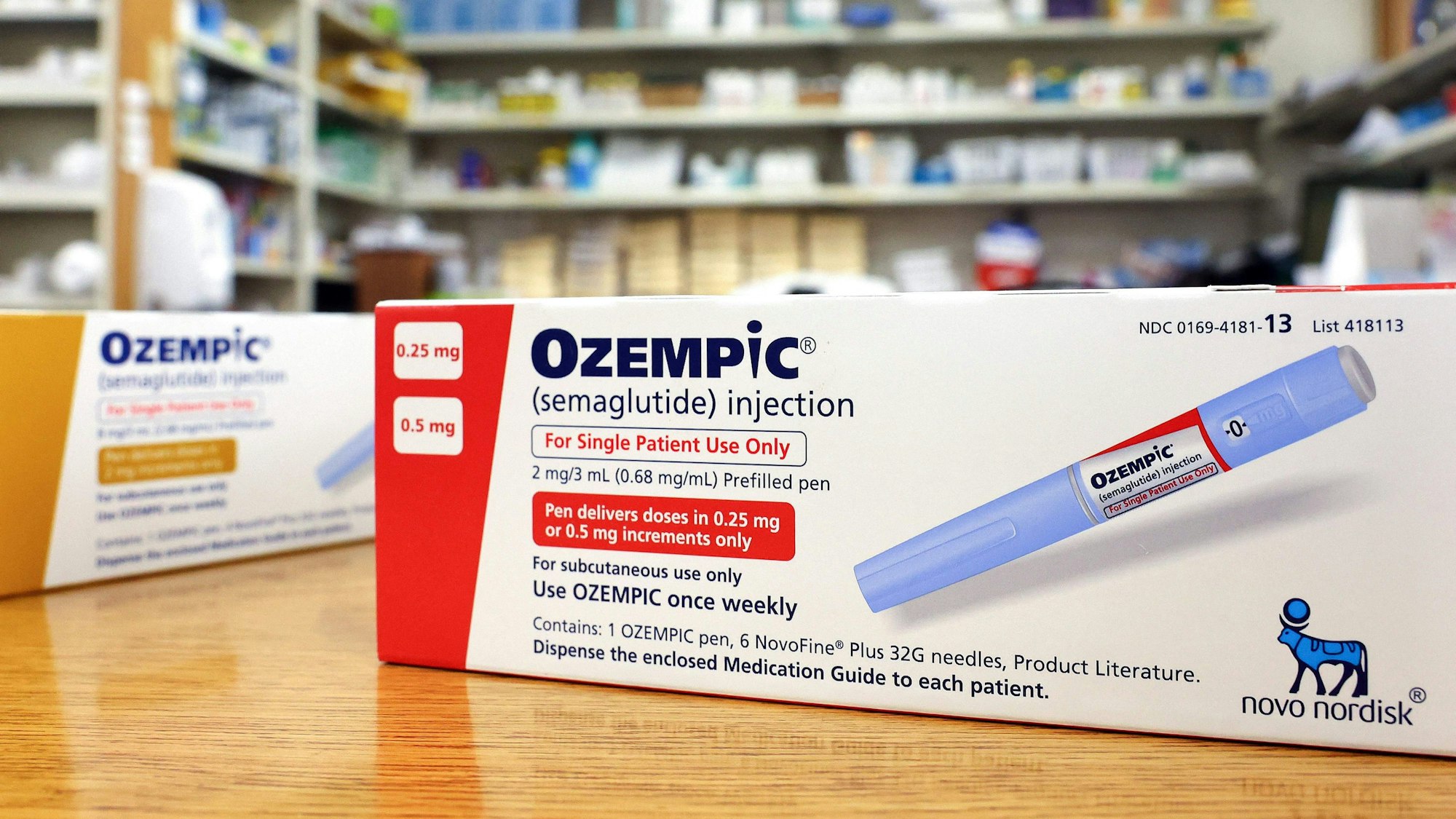 Eine Schachtel des Medikaments Ozempic liegt auf einem Tisch.