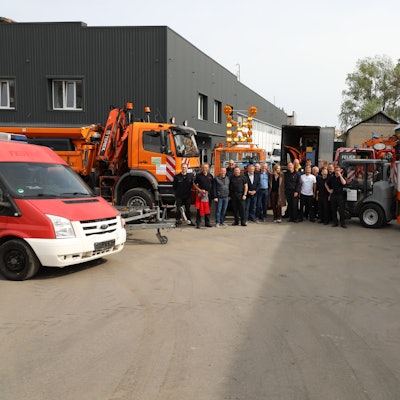 Eine Menschengruppe steht vor dem Hilfskonvoi.