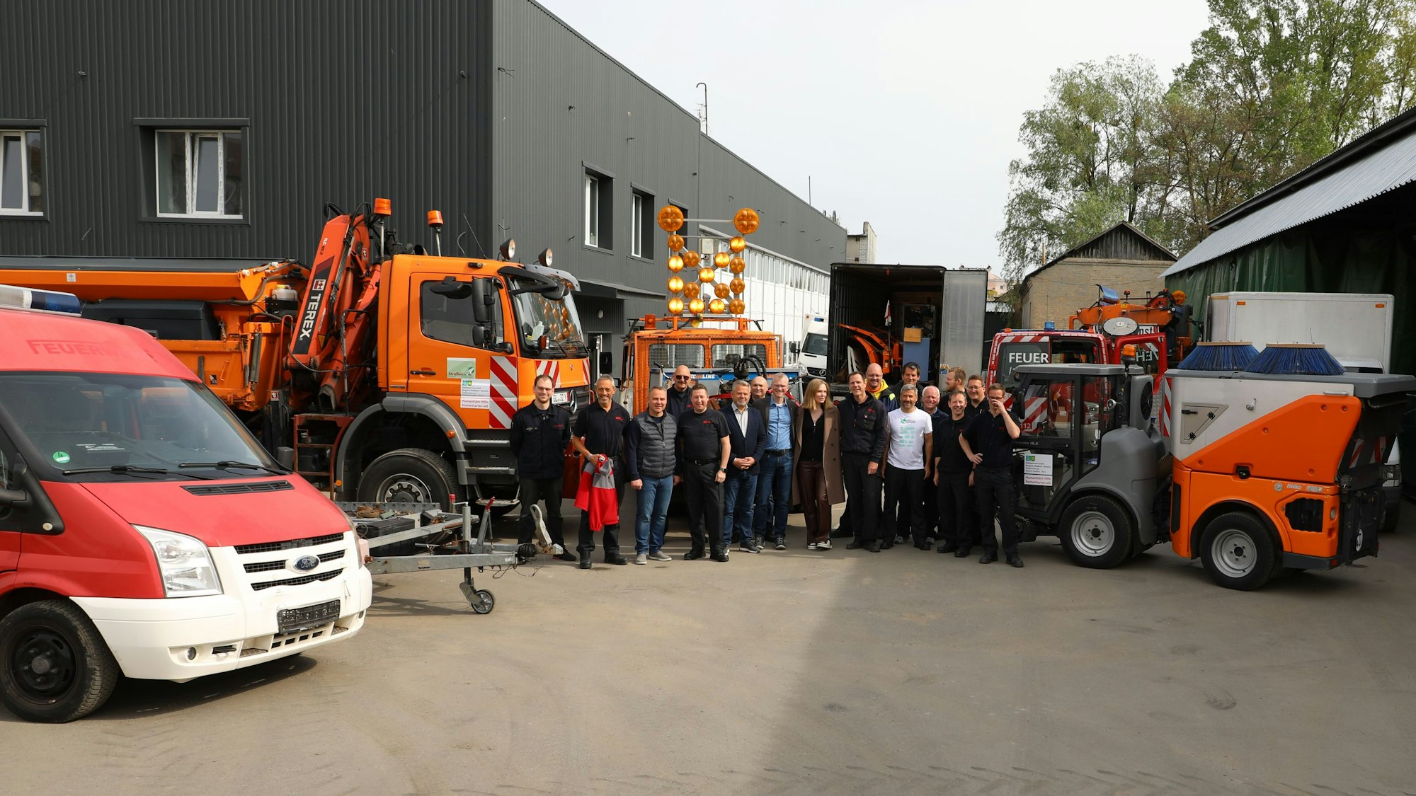 Eine Menschengruppe steht vor dem Hilfskonvoi.