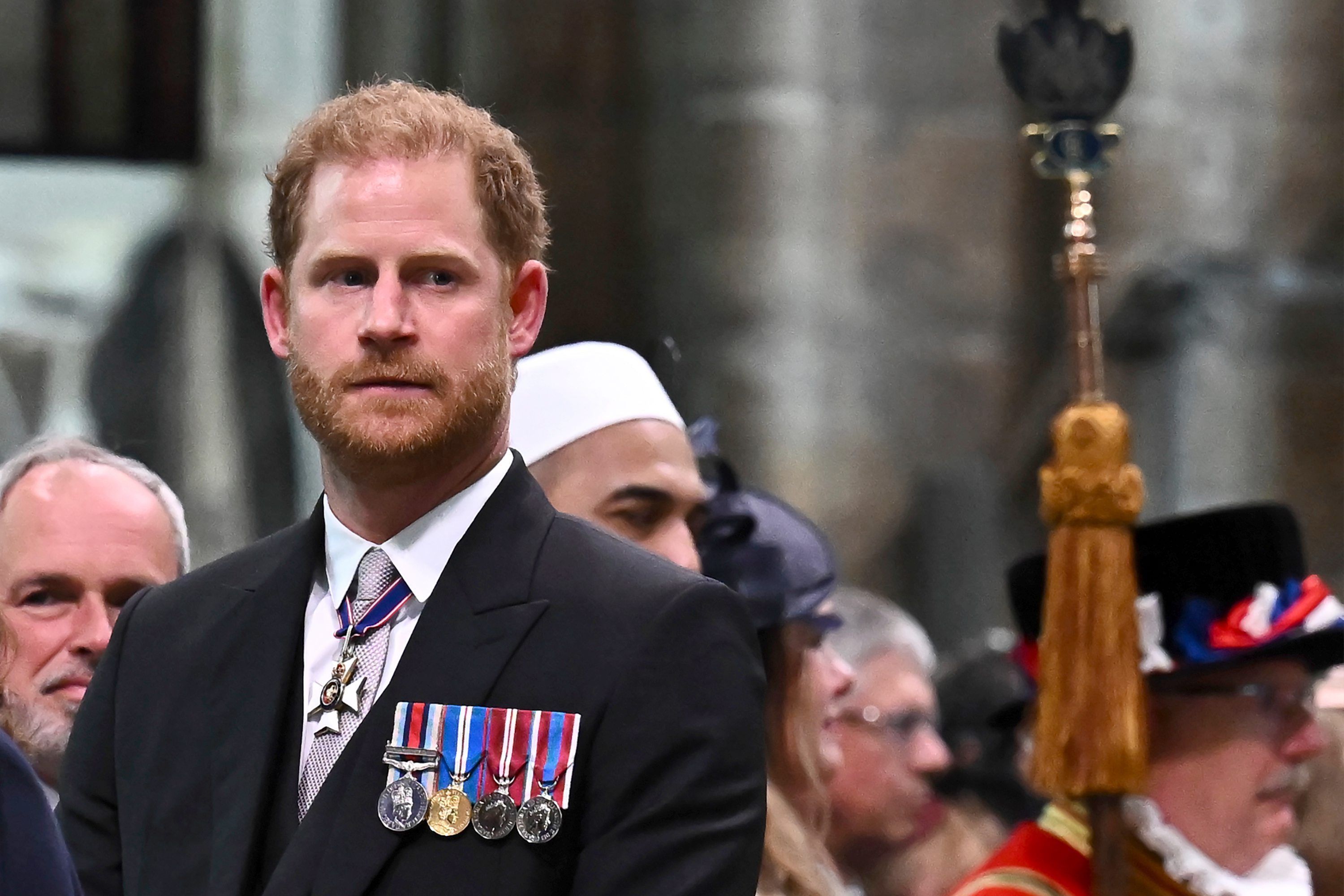 Der britische Prinz Harry, Herzog von Sussex, sieht zu, wie sein Vater der britische König Charles III. nach seiner Krönung die Westminster Abbey im Zentrum Londons verlässt.