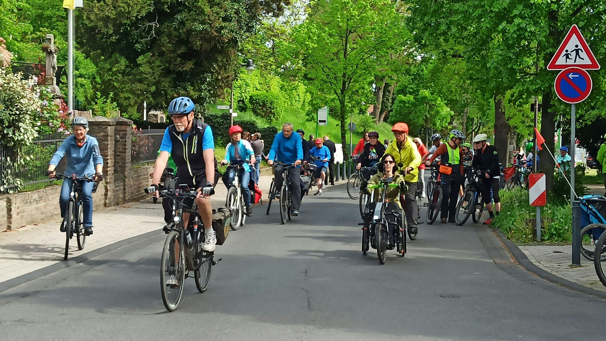 8. Mai 2023 Alfter. Vor dem Hertersplatz vor der Öffentlichen Bücherei St. Matthäus Alfter startete die 14. Genussradeltour "Alfter bewegt". Foto: Engel-Strebel