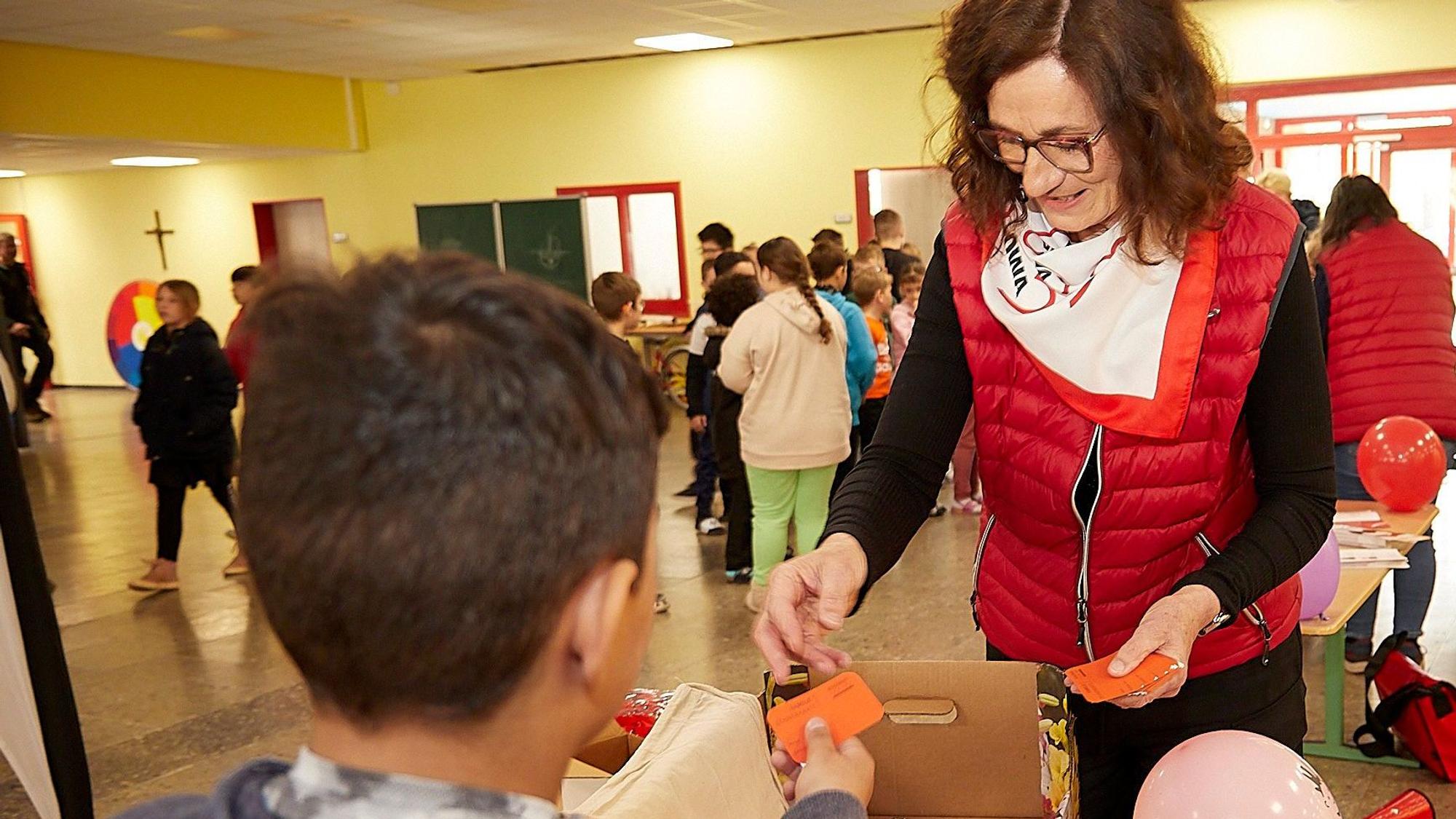 Elisabeth Frauenkron verteilte Freitickets an die Kinder.