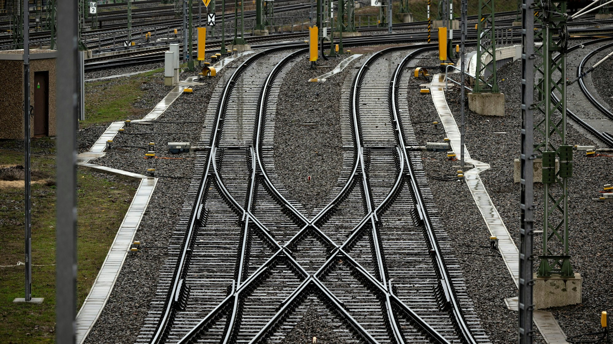 Leere Gleise sind am Bahnknoten in Halle/Saale zu sehen.