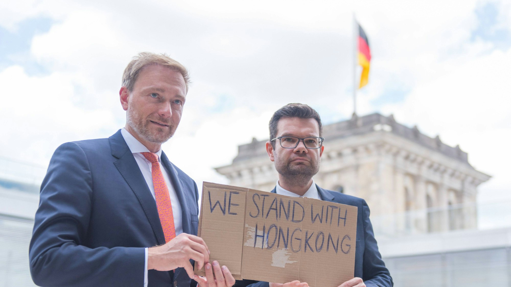 Juni 2020: Christian Lindner und Marco Buschmann (FDP) zeigen im Bundestag Solidarität mit den Demonstranten in Hongkong.