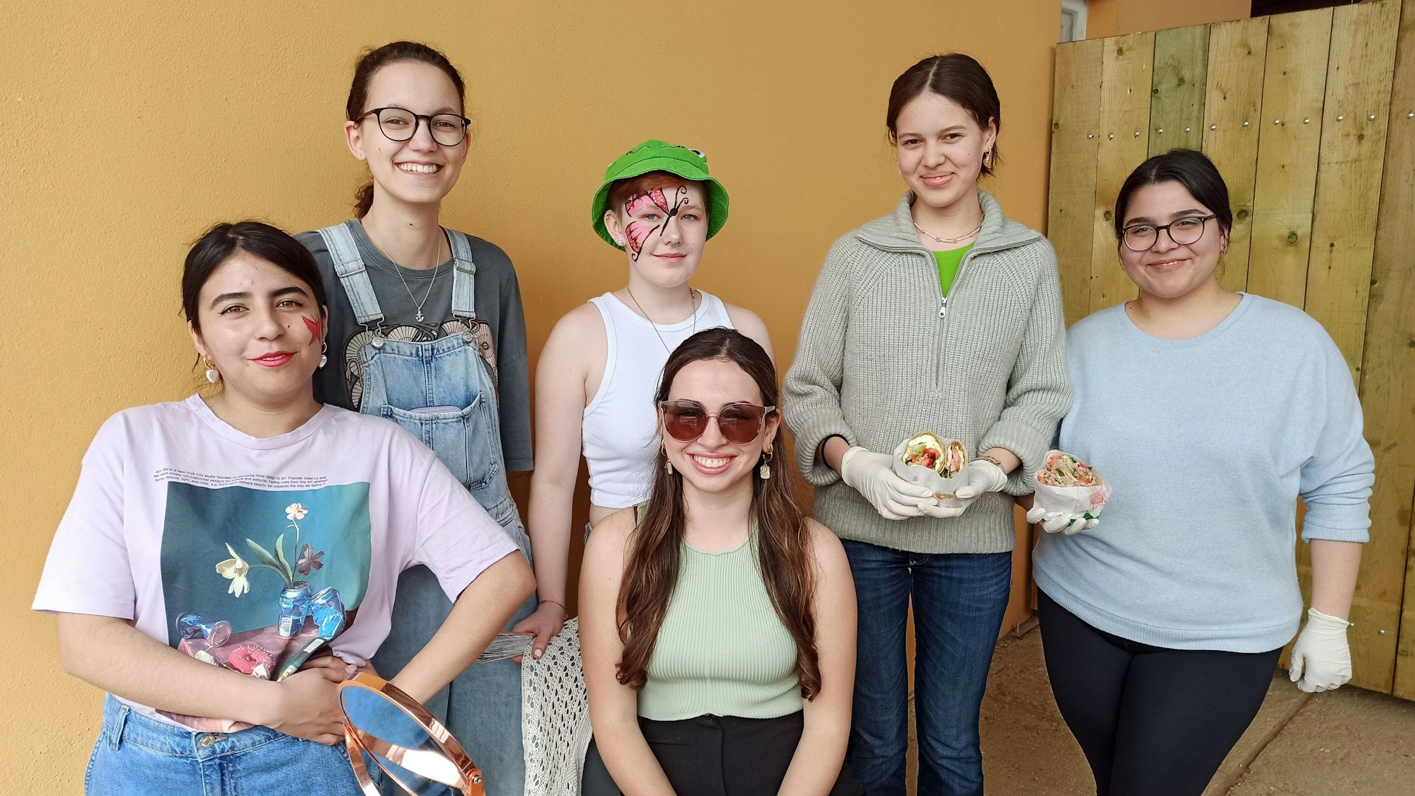 8. Mai 2023. Alfter. Schülerinnen des Bornheimer Alexander-von-Humboldt-Gymnasiums hatten Wraps und Limonaden selbstgemacht, die sie während "Alfter bewegt" auf dem Hofladen Mandt verkauften, um damit ihre Abi-Schülerzeitung zu finanzieren. Foto: Frank Engel-Strebel