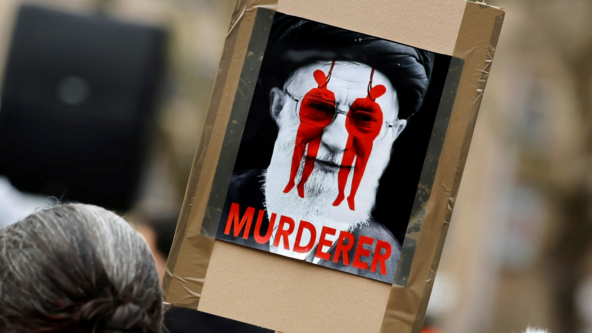 Menschen nehmen an einer Kundgebung gegen das iranische Regime auf dem Neumarkt teil.